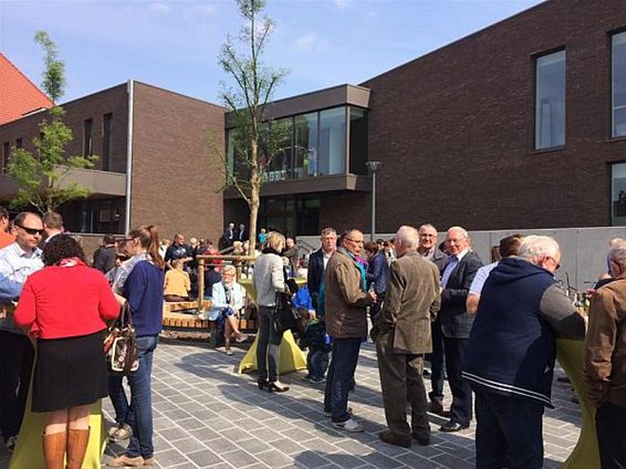 1000-tal bezoekers voor nieuwe gemeentehuis - Meeuwen-Gruitrode