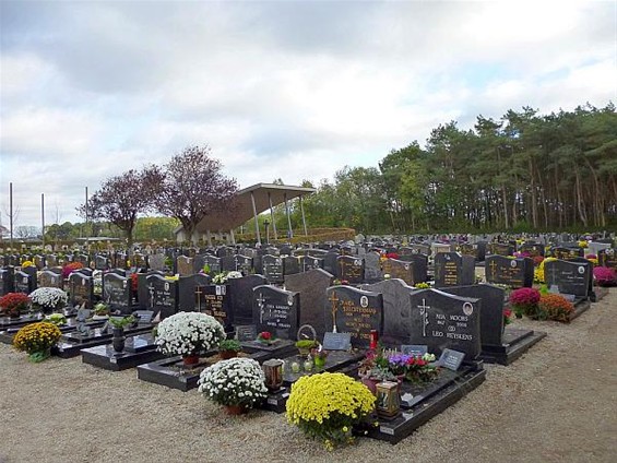 Allerzielen op het kerkhof - Meeuwen-Gruitrode