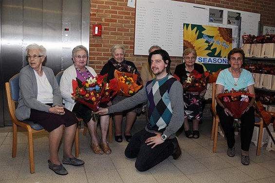 Bloemen voor de rusthuisdames - Tongeren