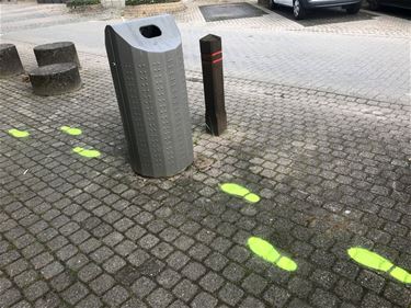 Fluo-gele voetafdrukken in het straatbeeld - Houthalen-Helchteren