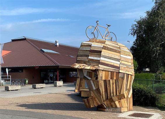 Houten fiets-hoofden bij de school - Oudsbergen