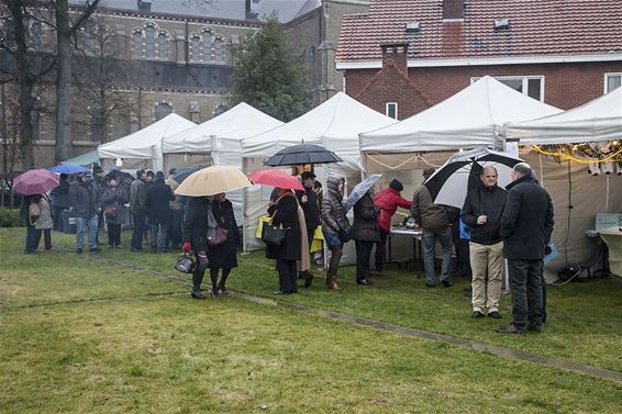 Kerstkunstmarkt: regen, maar toch kopers - Overpelt