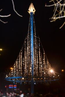 Lampjes kerstboom op Kerkplein ontstoken - Lommel
