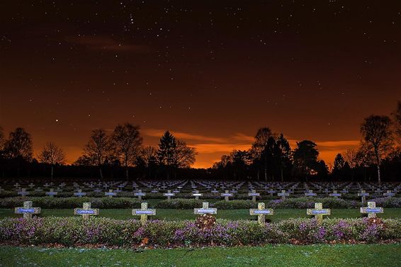 'Lommel by night': het Duits kerkhof - Lommel