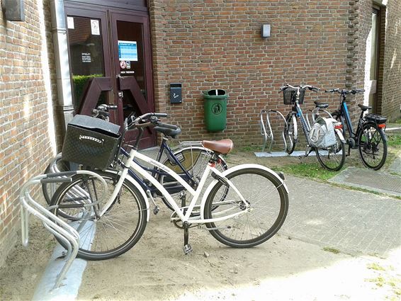 Nieuwe fietsenrekken in de stad - Peer