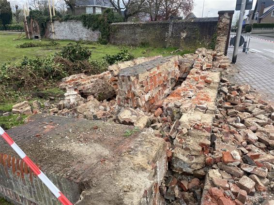 Onveilig: oude kloostermuur afgebroken - Hamont-Achel