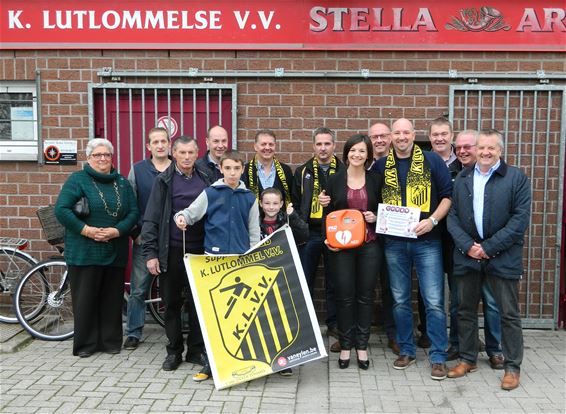 Supportersclub Lutlommel VV schenkt defibrillator - Lommel