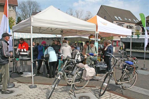 Veel fietsers op de markt - Overpelt