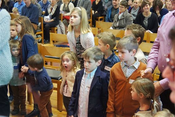 Volle stal tijdens de kinderviering in Balendijk - Lommel