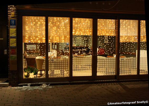 Vuurwerkbom vernielt ruit restaurant - Hamont-Achel