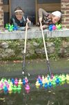 Eendjes vissen op de Jeker