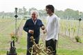 Zoon Francesco Moser proeft Peerse wijn