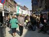 Over de koppen lopen op braderie