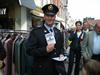 Over de koppen lopen op braderie