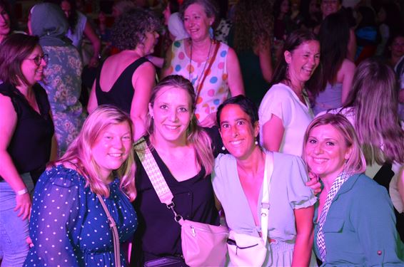 700 vrouwen genieten van uitverkocht Vrouwenfeest - Genk