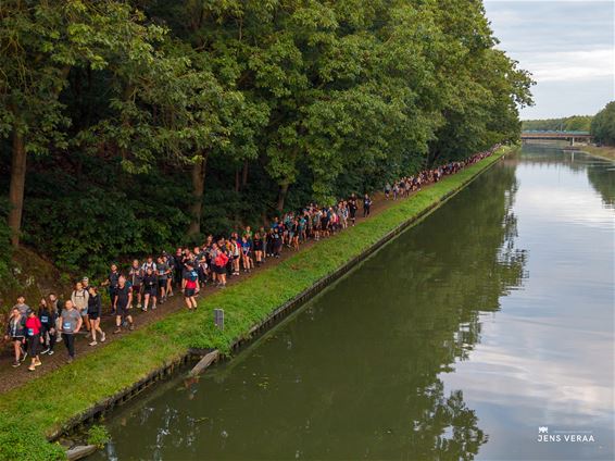 1.400 wandelaars trekken voor 50 km door Bosland