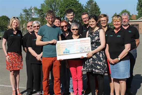 1000 euro voor Tims fietstocht - Peer