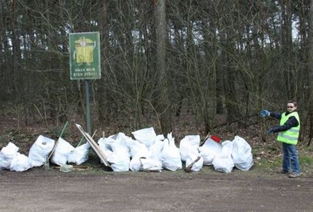 20 zakken zwerfvuil langs toeristische weg - Lommel