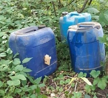 Vijfigtal vaten gedumpt in bosje - Houthalen-Helchteren