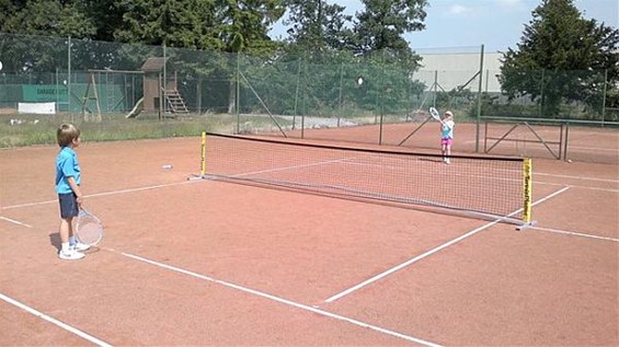 30 jonge deelnemers aan de 'Tour de Tennis' - Overpelt