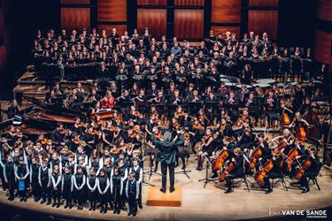 300 muzikanten op een podium