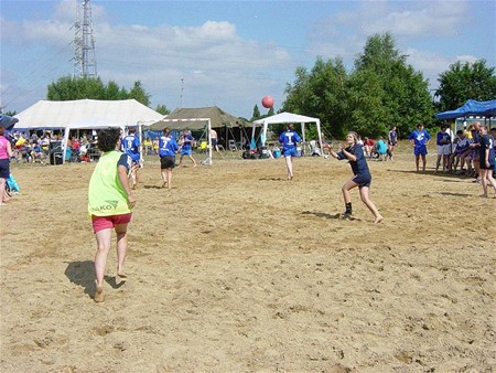 38 ploegen op Beachhandbaltoernooi - Overpelt
