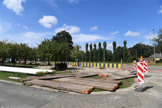 Aanleg nutsleidingen onder het Albertkanaal - Beringen