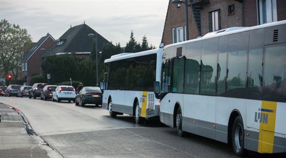 Héél lang aanschuiven aan het station - Neerpelt