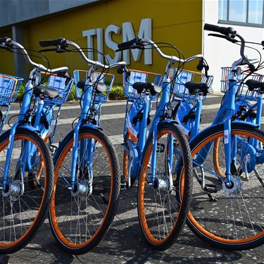 Bree - Acht Blue-bikes aan busstation De Weeg
