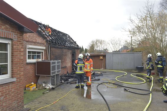 Achterbouw brandt volledig uit - Beringen