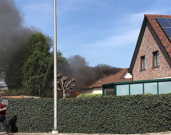 Achterbouwbrand slaat over naar woning - Pelt