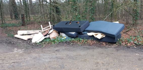 Afval gedumpt op parking bij zandgroeve - Lommel