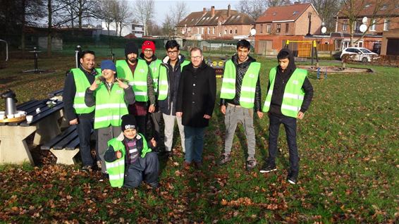 Ahmadiyya-moslims houden opruimactie - Beringen