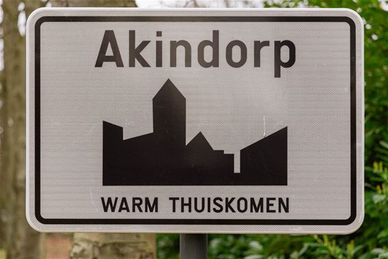 Akindo hield open deur - Lommel