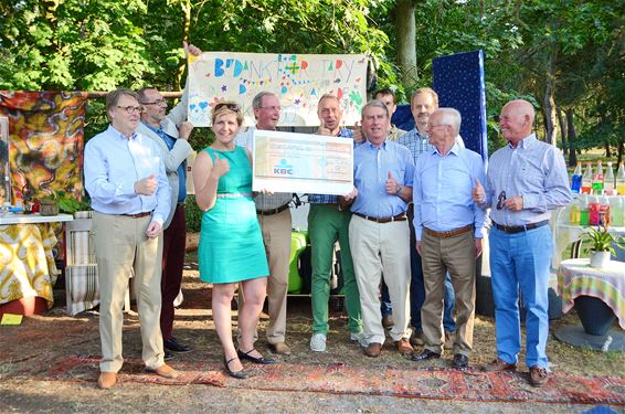 Akindo ontvangt cheque vanwege Rotaryclub - Lommel