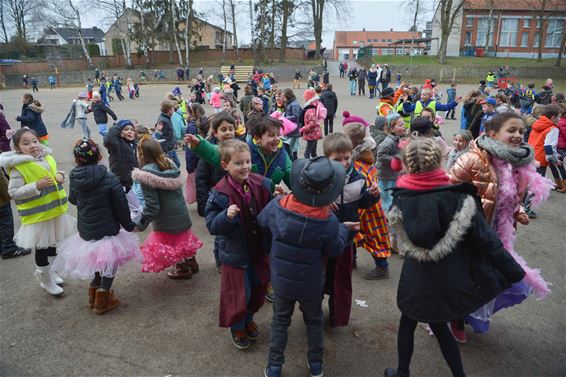 Al dansend de vakantie in! - Beringen