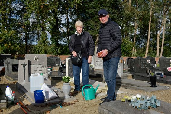 Al veel volk op kerkhoven - Beringen