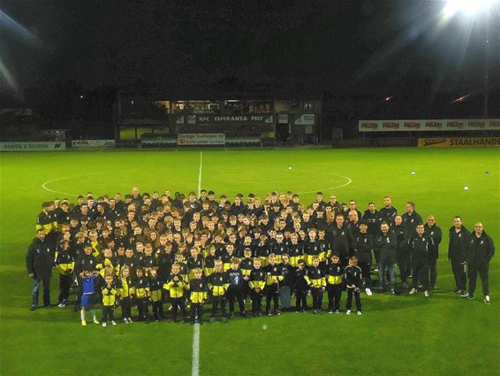 Alle jeugdspelers van Esperanza op de foto - Pelt