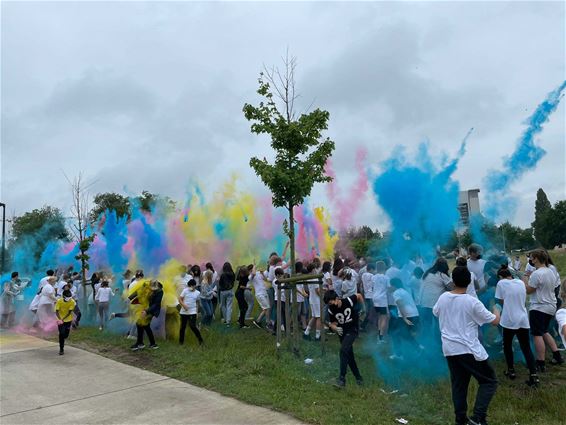 Alle kleuren van de regenboog op laatste schooldag - Beringen