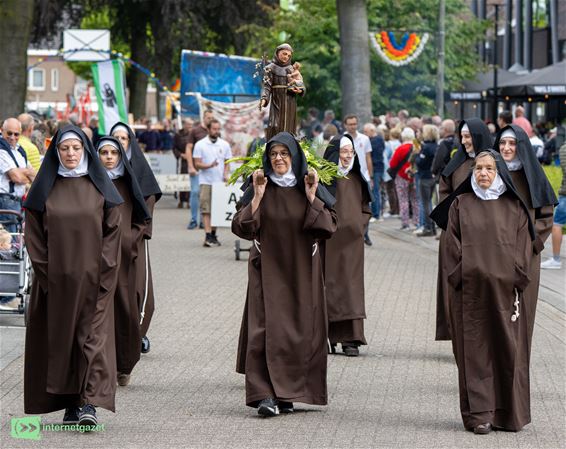 Antoniusprocessie houdt eeuwenoude traditie levend - Hamont-Achel