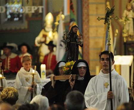 Antoniusprocessie in de kerk - Hamont-Achel