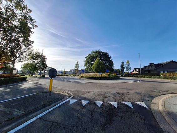 Asfalteringswerken aan rotonde Monsheide - Peer
