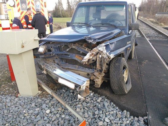 Auto geraakt door trein - Overpelt