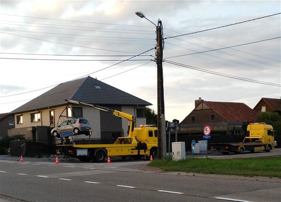 Auto in voortuin in Erpekom - Peer