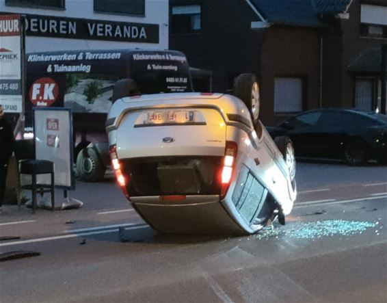 Auto over de kop in Beverlo - Beringen