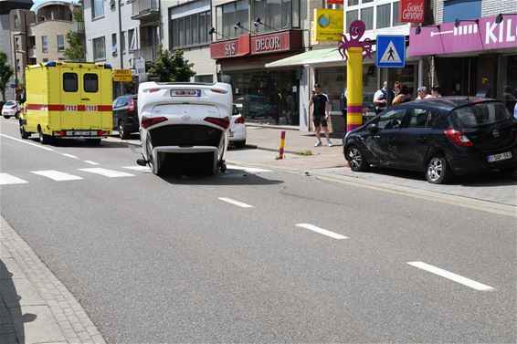 Auto over de kop: vrouw gewond - Beringen
