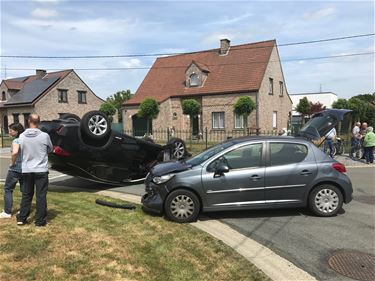 Auto over de kop in Paal - Beringen