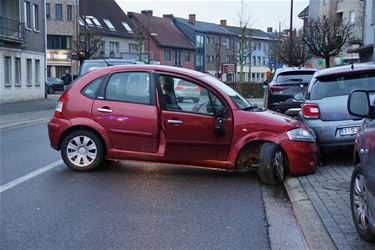 Auto raakt geparkeerde wagens - Beringen