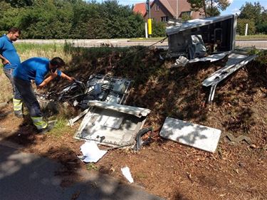 Auto ramt elektriciteitskast en rijdt door - Beringen