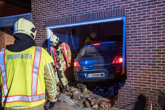 Auto rijdt huis binnen - Lommel